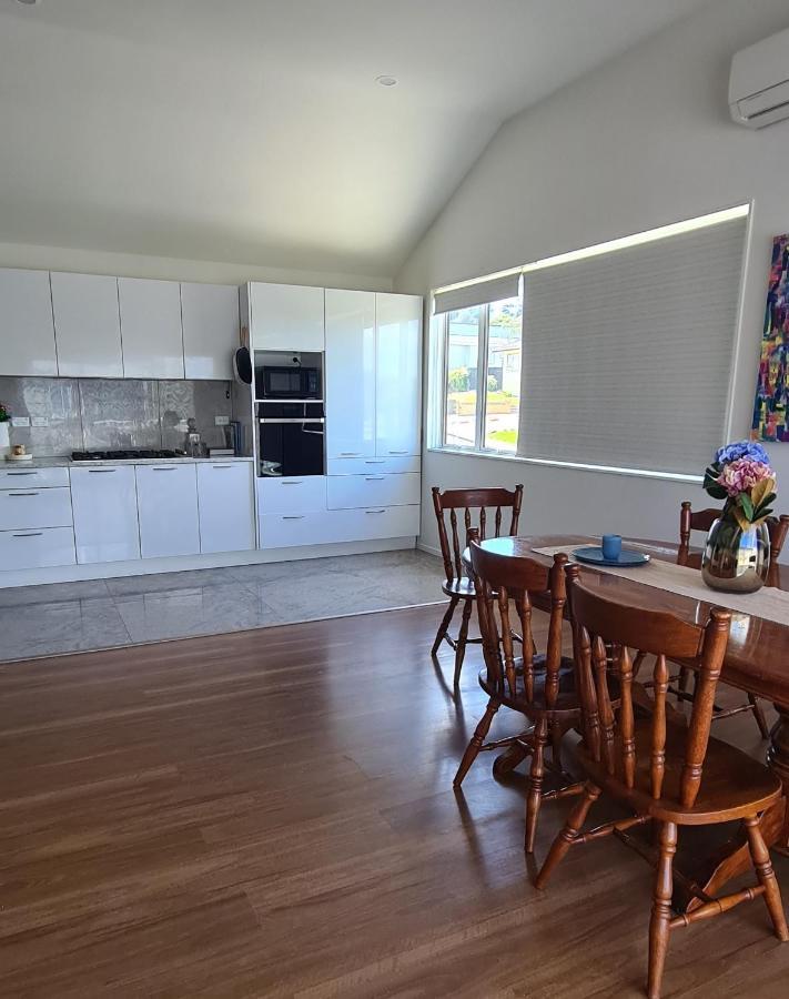 This Fabulous, Single-Level 3 Plus 1 Small Room With Folding Sofa Home Auckland Buitenkant foto