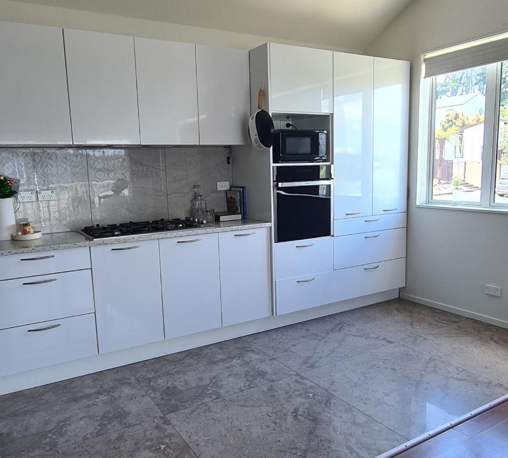 This Fabulous, Single-Level 3 Plus 1 Small Room With Folding Sofa Home Auckland Buitenkant foto