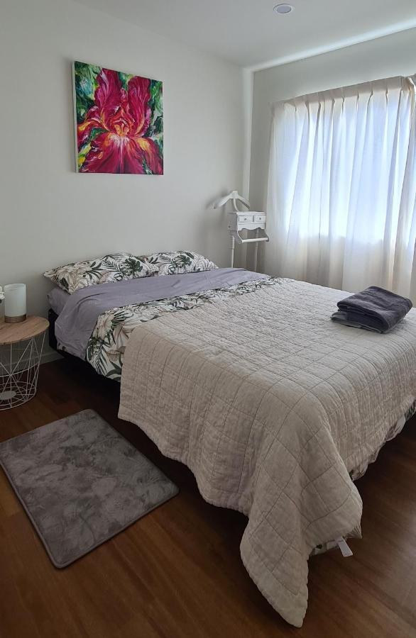 This Fabulous, Single-Level 3 Plus 1 Small Room With Folding Sofa Home Auckland Buitenkant foto